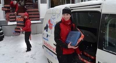 Kathrin Voigt (links) und Arite Gazdik gehören zu den 25 Fahrern, die Essen auf Rädern verteilen. Frauen sind hier in der Mehrheit.