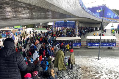 Als es zwei Tage Dauerregen und Schneefall gab, suchten die Zuschauer Schutz unter der großen Stadionbrücke.