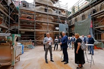 300.000 Euro für die Restaurierung von 20 Prunksärgen in Lichtenstein - Mario Schreckenbach, Thomas Schmidt und Ines Springer (vorn von links) bei der Übergabe des Fördermittelbescheides im Schlosshof.