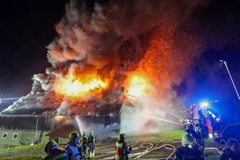 300.000 Euro Sachschaden bei Scheunenbrand in Gersdorf: Mehr als 100 Feuerwehrleute kämpfen gegen die Flammen - Die Feuerwehr wurden gegen 1.40 Uhr alarmiert. Als die Kameraden eintrafen, stand die Scheune stand komplett in Flammen.