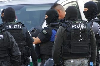Beamte der Polizeidirektionen Chemnitz-Erzgebirge und Südwestsachsen sowie Spezialkommandos haben am Mittwoch in einer mehrstündigen Übung die Reaktion auf einen Banküberfall mit Geiselnahme trainiert. Ausgangsort war die Filiale der Bundesbank an der Zschopauer Straße. 