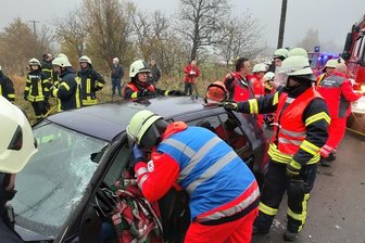 300 Einsatzkräfte proben den Ernstfall am Bahnübergang -