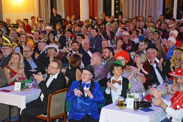 300 Gäste feiern politischen Aschermittwoch in Penig - Rund 300 Gäste applaudierten zum kommunalpolitischen Aschermittwoch in Penig den Büttenrednern. 