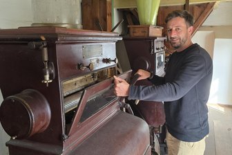 300 Jahre Mühlenzauber in Neukirchen: „Eine Besonderheit ist zum Beispiel der mechanische Fahrstuhl“ - Am Walzenstuhl: Auch LPV-Mitarbeiter Daniel Schmidt führt Gruppen durch die historische Mühle.