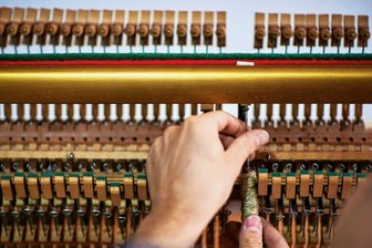 300 Jahre "Wohltemperiertes Klavier" von Johann Sebastian Bach: Die Grammatik unserer Musik - Diesem Klavier müssen neue Saiten aufgezogen werden. In der Musik geschieht das seit über 300 Jahren - seither stimmt man wohltemperiert.