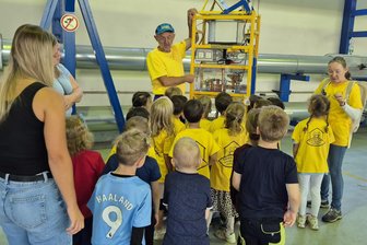 300 Kinder erleben in Reichenbacher Stadtwerken spielerisch Energiegewinnung - Die Kinder staunten in den Stadtwerken.