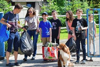 300 Kugeln Eis für 150 Kilogramm Müll: So erzieht Heinsdorf seine Kinder zu mehr Umweltbewusstsein - Müll-Annahme im Bauhof von Heinsdorf. Kevin Meichsner vom Bauhof hatte bei Aktionsende alle Hände voll zu tun. 