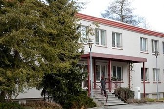 300 Menschen protestieren gegen Asylbewerberwohnheim in Zschopau - Dieses bislang als Lehrlingswohnheim genutzte Gebäude in Zschopau wurde zu einer Sammelunterkunft für Asylbewerber umgebaut.