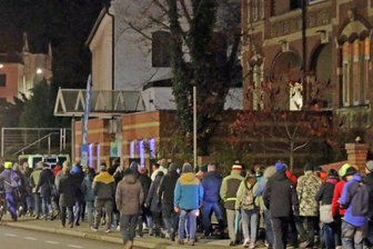 300 Teilnehmer bei "Spaziergang" in Freiberg - Teilnehmer eines sogenannten Montagsspaziergangs auf der Chemnitzer Straße in Freiberg.