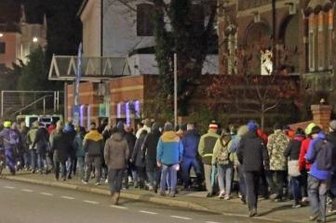 300 Teilnehmer bei "Spaziergang" - Teilnehmer eines sogenannten Montagsspaziergangs auf der Chemnitzer Straße in Freiberg.