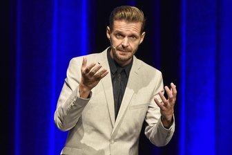 300 Termine, 48 Orte: Kulturmacher im Vogtland schnüren XXL-Veranstaltungspaket für den Sommer - „Endlich glücklich“ heißt das Programm, mit dem Kabarettist Florian Schroeder am 8. Juni im König-Albert-Theater Bad Elster gastiert.