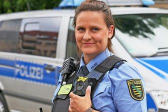300 westsächsische Polizisten an Bodycams ausgebildet - Polizistin Christiane Maul präsentiert die neue Bodycam, die direkt am Körper getragen wird.