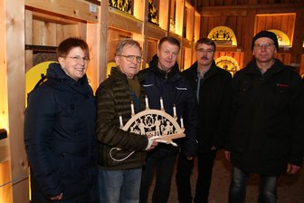 3000. Besucher bei Schwibbogenschau Johanngeorgenstadt erhält Geschenk - 