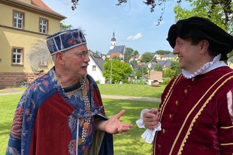 3000 Ehrenamtliche stemmen 43 Events: Mittelsächsischer Kultursommer in den Startlöchern - Wie Wechselburg zu seinem Namen kam, stellten Michael Hösel (links) und Thomas Kühn nach.
