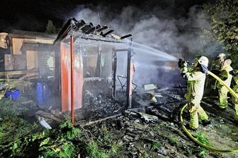3000 Euro Schaden nach Brand in Laube - Kameraden der Freiwilligen Feuerwehr Limbach-Oberfrohna löschten den Brand in einer Anlage Am Knaumühlenweg.