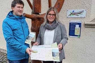 3000 Flyer für den Weg der Besinnung von Erlbach nach Landwüst gedruckt - Kathrin Hoyer und Pfarrer Jan Dechert präsentieren den Flyer, den es nun zum Weg der Besinnung gibt.
