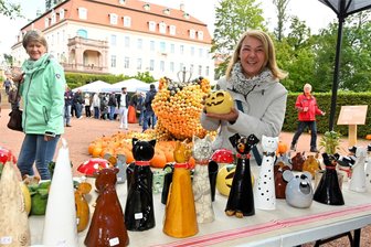 3000 Gäste bei Hobbymarkt Lichtenwalde: Die Bilder von Kunsthandwerk und Kürbissen - Beatrix Langhans aus Chemnitz bot Keramik und Likör an.