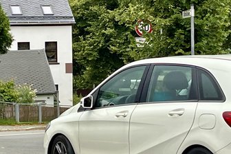 30er-Zone vor der Stadtschule Schwarzenberg: Ist die Kritik am Standort des Schildes berechtigt? - Kraftfahrer aus Fahrtrichtung Heide sehen das Schild rechts der Straße erst spät.