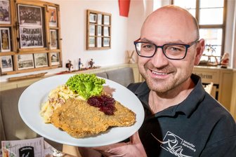 31,50 Euro für ein Kalbsschnitzel? Marienberger Gastwirt kann sich über solche Preise nur wundern - In seinem Ratskeller serviert Danny Achtruth Kalbsschnitzel mit Kartoffel-Speck-Salat und Preiselbeeren zum kleinen Preis. Wie schafft er das?
