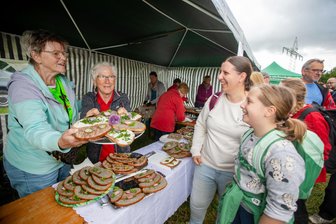 31. Familienwanderung der „Freien Presse“ im Vogtland: Diese fleißigen Helfer schmierten 1200 Bemmen für die hungrigen Teilnehmer - Am Versorgungspunkt boten die Naturfreunde Karin Wächter (vorn links) und Helga Range Schnittchen für den schmalen Taler an, während im Hintergrund der Nachschub produziert wurde.