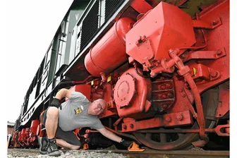 31. Heizhausfest im Eisenbahnmuseum Chemnitz-Hilbersdorf: Wo Ludmilla und Krokodil aufgehübscht werden - Steffen Müller fährt im Alltag als Rettungsassistent im Einsatzwagen – als Mitglied des SEM-Vereins krabbelt er in der Freizeit auch schon unter die Lokomotiven, legt einen Sicherungsschuh.