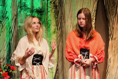 Schneeweißchen (Clementine Loos) und Rosenrot (Francis Lieberwirth) - die beiden Namensgeberinnen für das Stück.