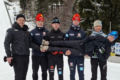 Landestrainer Philipp Mauersberger, Arne Hohlfeld, Hannes Mey, Matti Ebell, Matti-Ben Thumser (hinten von links) und Karl Schurig nach dem Wettkampf in Rastbüchl.