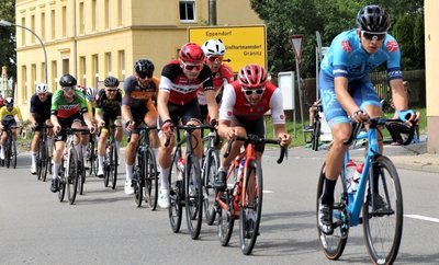 Durchgesetzt: Dominik Röber (r.) vom Team P&S Metalltechnik hat am Sonntag das Radrennen "Rund um Großwaltersdorf" gewonnen. 