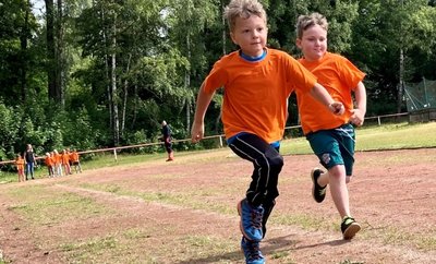 Endspurt: Die "Pöhlbachzwerge" Joel (l.) und Oskar gaben beim 60-Meter-Lauf alles. 