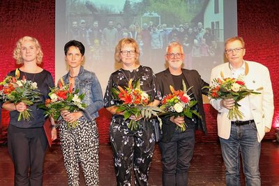 Stellvertretend für die mehr als 40 Mitglieder des Fördervereins für das Tiergehege erhalten fünf von ihnen die Bürgerehrung.