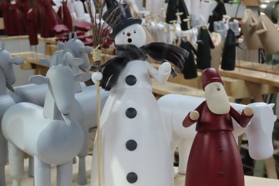 Weihnachtsfiguren wie Schneemann und Knecht Ruprecht gehören zum Sortiment der Drechslerei in der ehemaligen Mühle von Lauenhain.