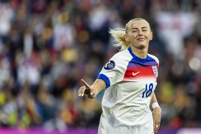 Auch Englands Fußball-Nationalspielerin Chloe Kelly darf sich über eine Auszeichnung freuen. (Archivbild)