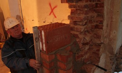 In jenem Gebäude der Altstadtkaserne, das das Deutsche Rote Kreuz übernehmen wird, sind die Bauarbeiten bereits in vollem Gange: Steffen Nestler mauert im Erdgeschoss einen Türstock. Bereits im Oktober 2013 sollen hier die ersten Mieter einziehen.