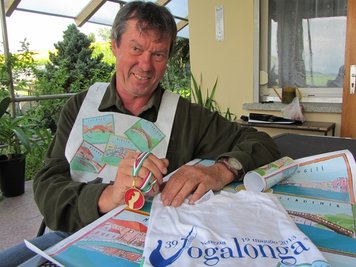 Eckhard Ahnert ist begeistert vom Paddel-Wettstreit in Italien und zeigt voller stolz seine Andenken an diesen Tag.