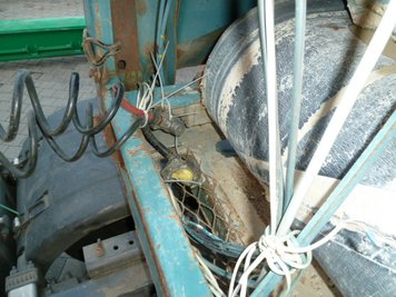 Mit Kabelbindern waren die Bremsschläuche von der Sattelzugmachine zum Auflieger befestigt. 