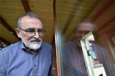 Der Mühlauer Bürgermeister Frank Petermann mit einem der Einschusslöcher in der Scheibe seiner Wintergartentür.