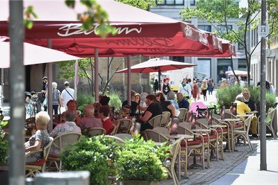 Sitzen in Restaurants Mitglieder verschiedener Haushalte an einem Tisch, gilt bislang eine Testpflicht. Die wird voraussichtlich ab Donnerstag entfallen. 