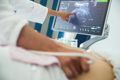 Ist das Baby gesund? Mit Tests und Untersuchungen in der Schwangerschaft soll das herausgefunden werden. 