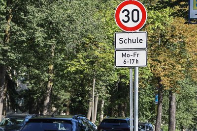 Neue Schilder am Straßenrand: Auf dem Kaßberg in Chemnitz gilt neuerdings auf einem Abschnitt einer Bundesstraße teilweise Tempo 30.