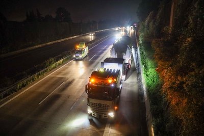 Der Schwerlasttransport auf seiner Fahrt am Samstag