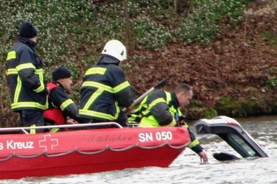 Ein Auto stürzte am gestrigen Donnerstag in den Geringswalder Großteich. Helfer prüften Möglichkeiten zur Bergung des Autos, dessen Kofferraumklappe gerade noch über den Wasserspiegel ragte.