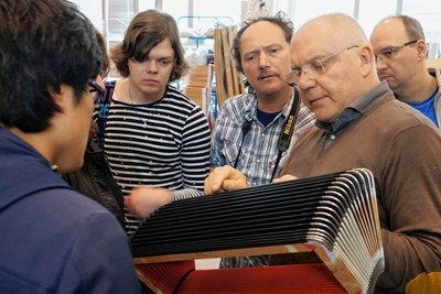 Absolventen und Lehrer der Berufs- und Berufsfachschule für Musikinstrumentenbau besuchten Im April 2018 Betriebe der Akkordeonbranche in der italienischen Partnerstadt Castelfidardo. Zu den Herstellern von Akkordeon-Bälgen gehört die Firma Galassi. Im Foto: Firmenchef Robert Galassi erläuterte Heeju Oh, Mariya Makhotina (verdeckt),Philipp Heim, Karsten Meinel und André Lorenz (von links) Details der Fertigung.