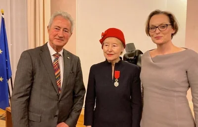Foto oben: Carlos Prautzsch, Jiang Bian Harbort und Dieter Dieter Gatzmaga (von links) kochten unter anderem Hühnerfüße. Foto unten links: Dr. Stephan Scholz, Ingrid Mössinger und Annegret Haas (von links) bei der Ordensverleihung. Foto unten rechts: Isabelle Weh mit Blick auf ihr Vorbild Charlotte Hagenbruch.