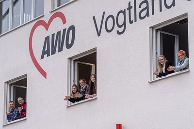Mitarbeiter der Geschäftsstelle der Arbeiterwohlfahrt Vogtland in Auerbach mit Beifall dem Gesundheitspersonal gedankt, das in diesen Tagen gegen den Coronavirus kämpft.