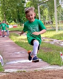 Vorschüler Willy von der Kita "Am Stadtpark" beim Weitsprung.