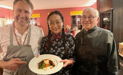Foto oben: Carlos Prautzsch, Jiang Bian Harbort und Dieter Dieter Gatzmaga (von links) kochten unter anderem Hühnerfüße. Foto unten links: Dr. Stephan Scholz, Ingrid Mössinger und Annegret Haas (von links) bei der Ordensverleihung. Foto unten rechts: Isabelle Weh mit Blick auf ihr Vorbild Charlotte Hagenbruch.