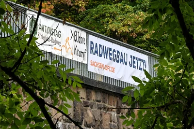 Die Banner am Viadukt über der Mittweidaer Straße in Hainichen sieht man, wenn man stadteinwärts fährt.