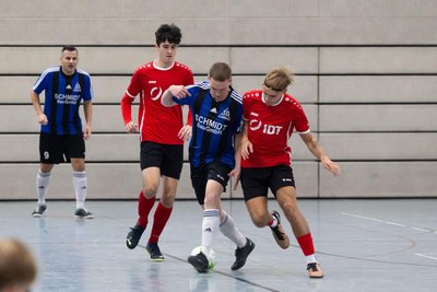 Noah Wallat (l.), Devon Klitzke (r.) und ihre Teamkollegen vom VfB Annaberg haben sich in der Vorrunde der Futsal-Landesmeisterschaft souverän durchgesetzt. Dennoch steht bei der Endrunde der Spaß im Vordergrund: