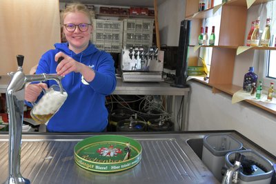 Annika Meyer vom Dorfclub hat probeweise ein erstes Glas Rechenberger Bier gezapft. Am Freitagabend beginnt der 573. Clausnitzer Jahrmarkt.