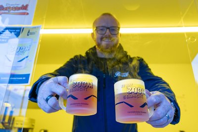 Benjamin Venter schenkt Glühwein an seinem Stand an der Brühlschen Terrasse in Dresden in einer auf 999 Exemplare limitierten Tasse aus. Sie erinnert an den Einsturz von Dresdens Carolabrücke 2024. Einen Euro pro verkaufter Tasse sollen zweckgebunden der Landeshauptstadt gespendet werden.